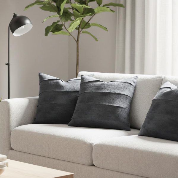 LAYERED FELT PILLOW STYLE